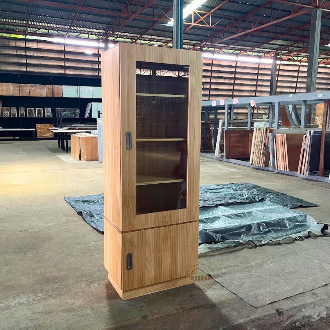 ตู้กระจกไม้สน