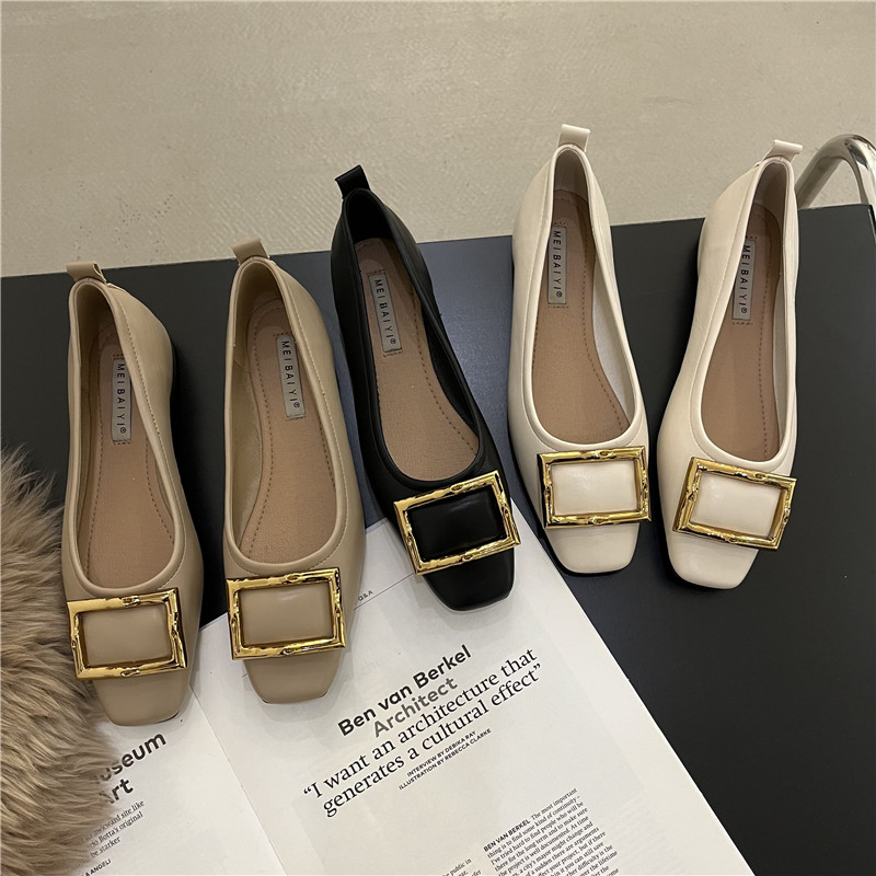 รองเท้าแฟชั่นผู้หญิงส้นเตี้ย ใส่สบาย มีขนาดให้สั่งซื้อ 35 36 37 38 39 40 สนใจทักแชท ฟรีค่าส่ง!