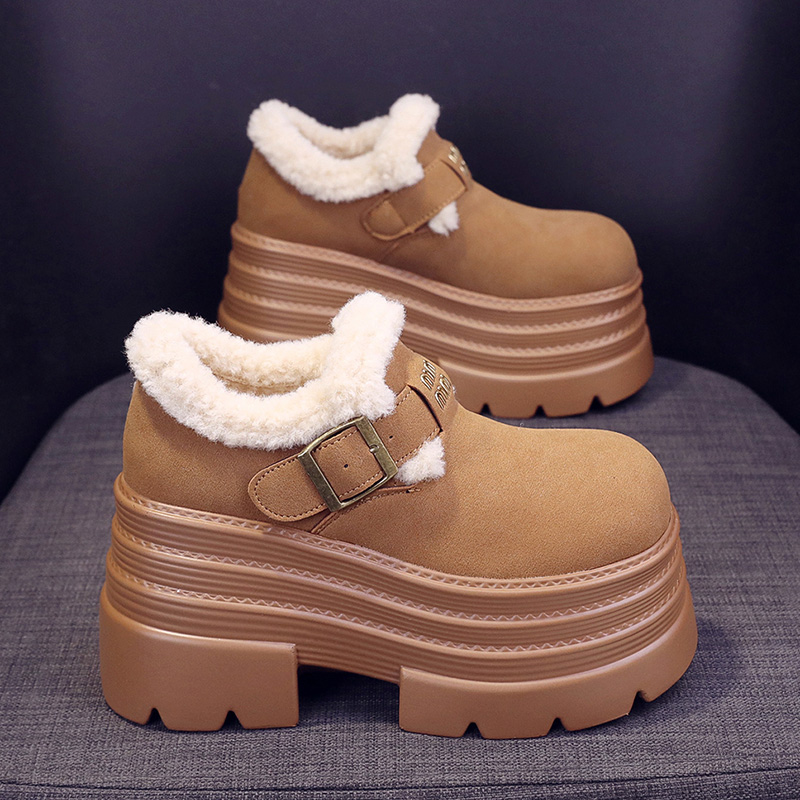 รองเท้าผ้าใบเสริมส้นสูง ไซต์35-39 สนใจทักแชท ฟรีค่าส่ง!