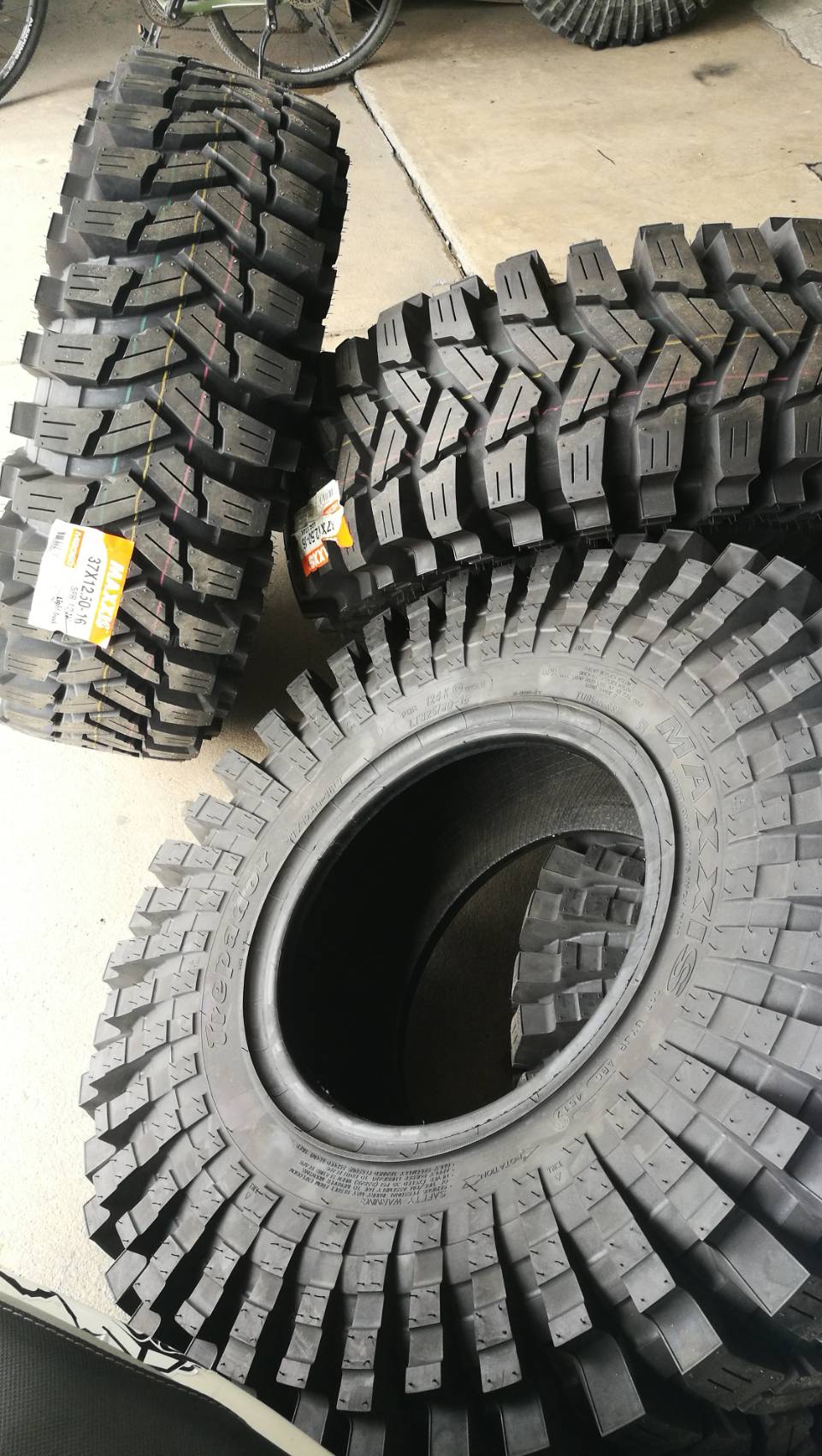 MAXXIS 37x12.5 R16
