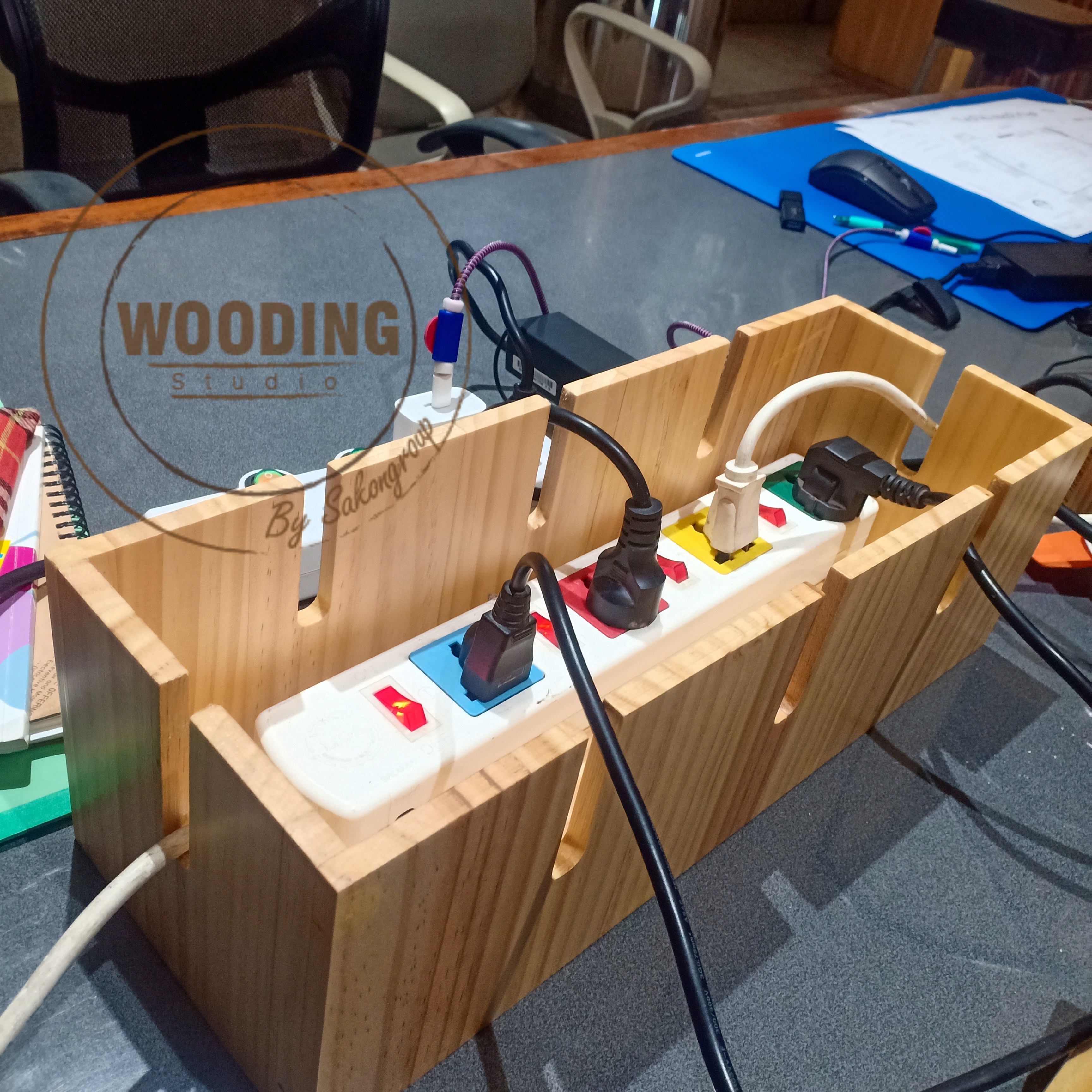 กล่องไม้สนเก็บสายไฟ / Adapter