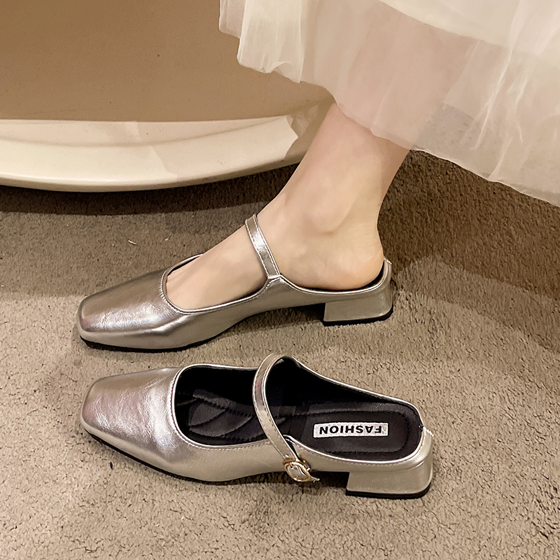 รองเท้าแฟชั่นผู้หญิงส้นเตี้ย ใส่สบาย มีขนาดให้สั่งซื้อ 35 36 37 38 39 40 สนใจทักแชท ฟรีค่าส่ง!