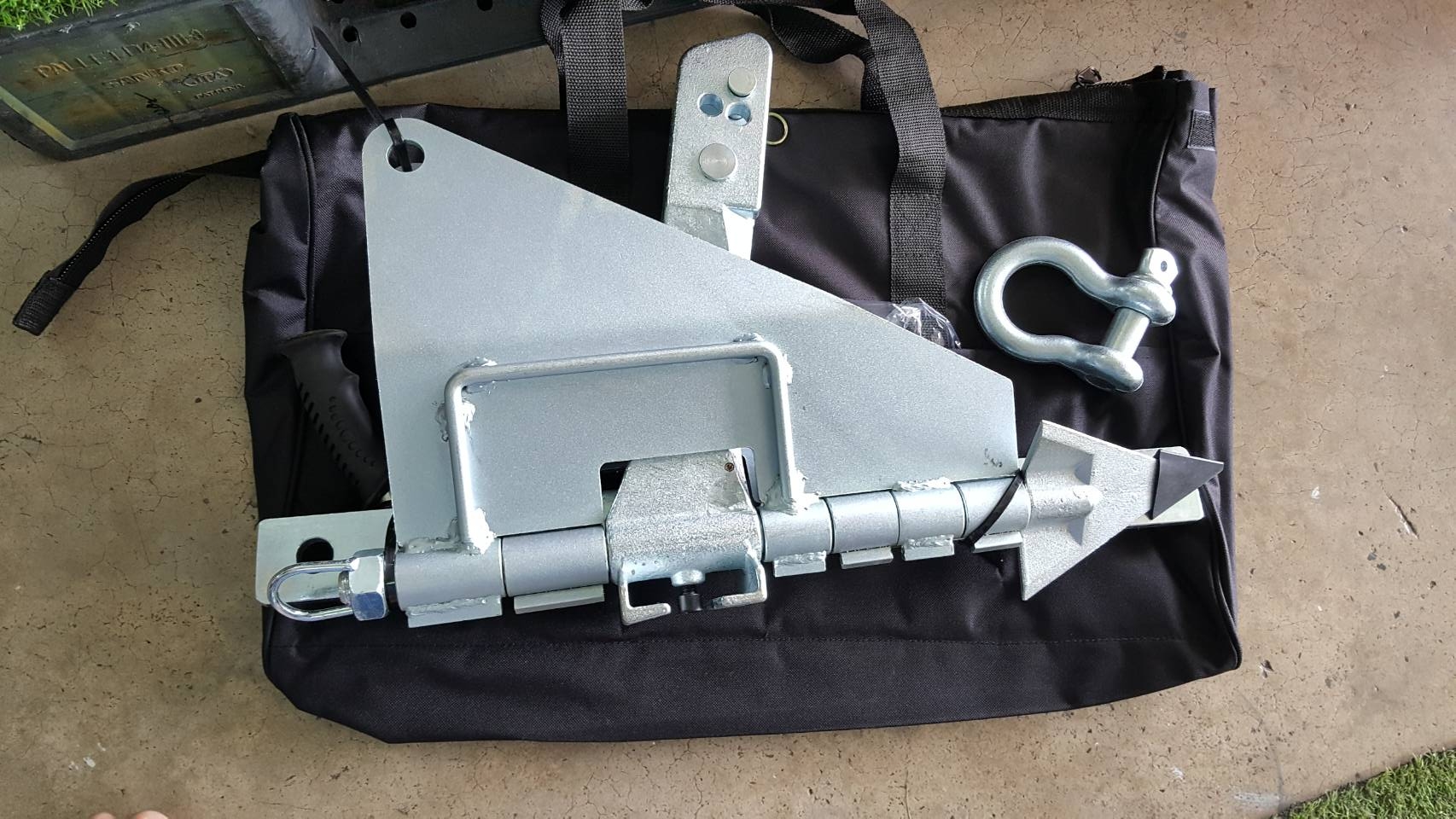 สมอ บก พกติดรถ อุปกรณ์ออฟโรด สับดินลากวินซ์ แบบพับเก็บ มีกระเป๋าใส่ #บางทีไม่มีต้นไม้ให้คล้องวินซ์ หรืออยู่ไกลสายสลิงวินซ์ยาวไม่ถึง สมอบกเป็นอีกทางเลือกที่ต้องใช้