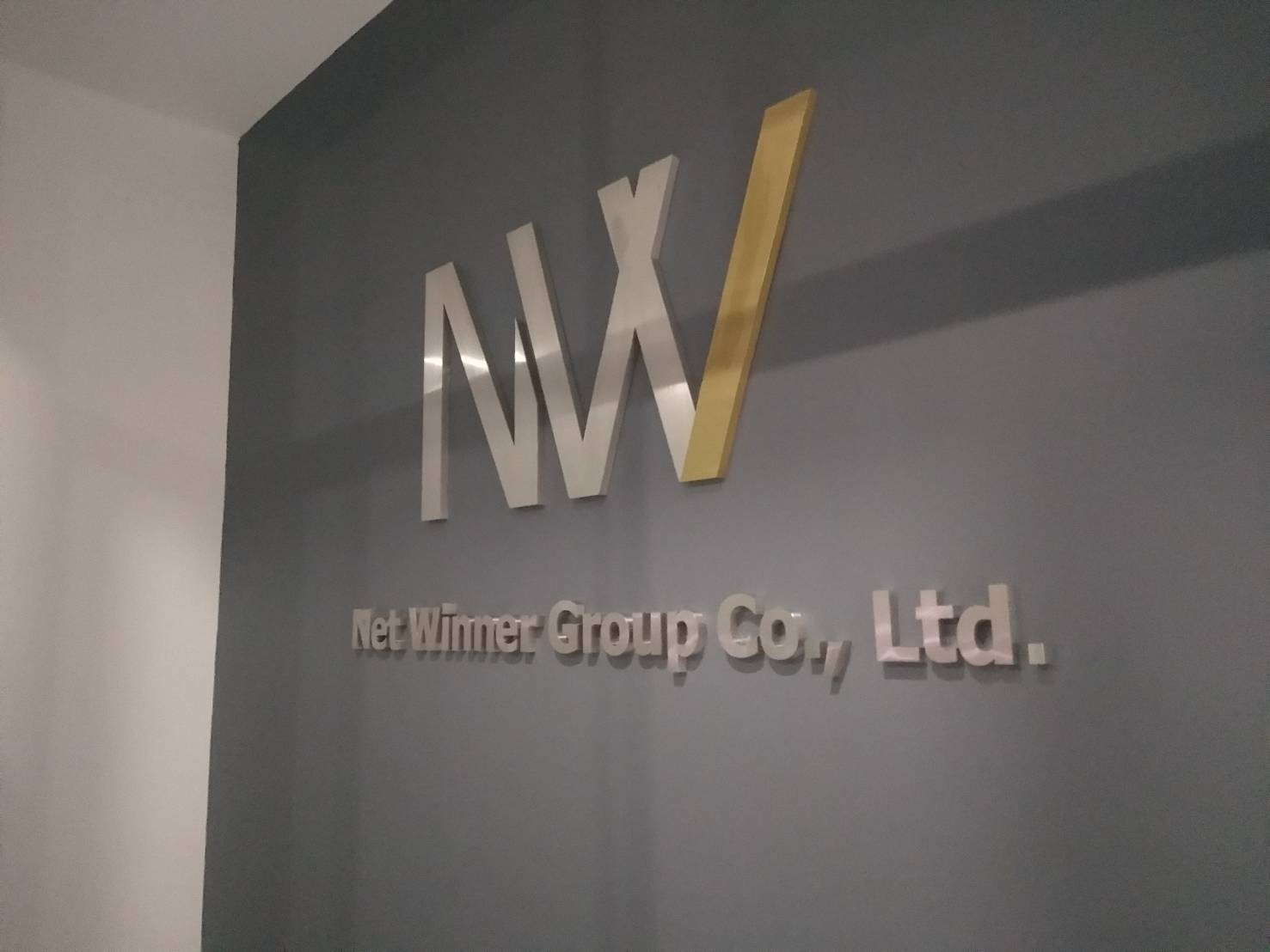 ป้ายตัวอักษรสแตนเลส สีเงิน-สีทอง ยกขอบ - Net Winner Group Co., Ltd.