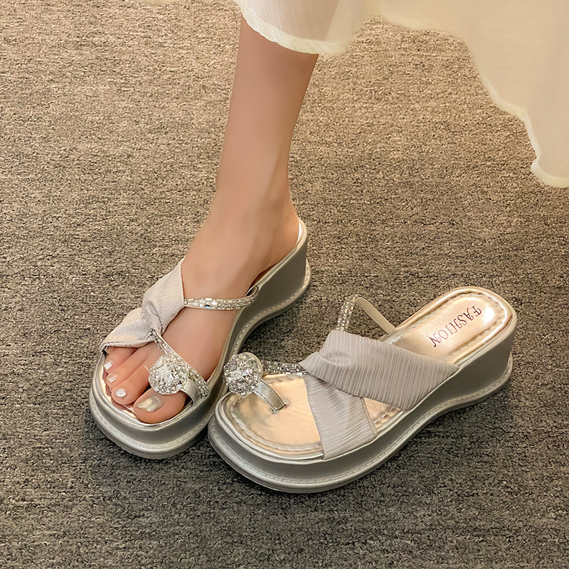 รองเท้าแฟชั่นผู้หญิงส้นเตี้ย ใส่สบาย มีขนาดให้สั่งซื้อ 35 36 37 38 39 40 สนใจทักแชท ฟรีค่าส่ง!