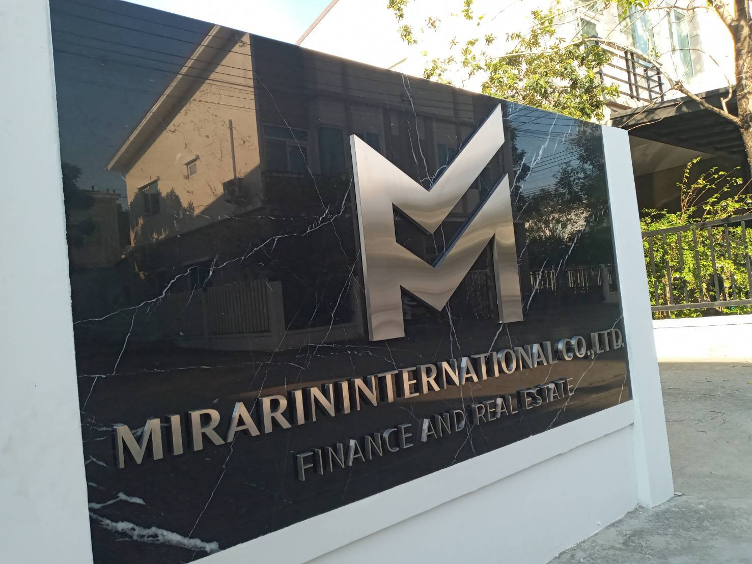 งานติดตั้งป้ายอักษรสแตนเลสสีเงินแฮร์ไลน์ ด้านหลังยกขอบ 2cm ติดกั้นหลัง