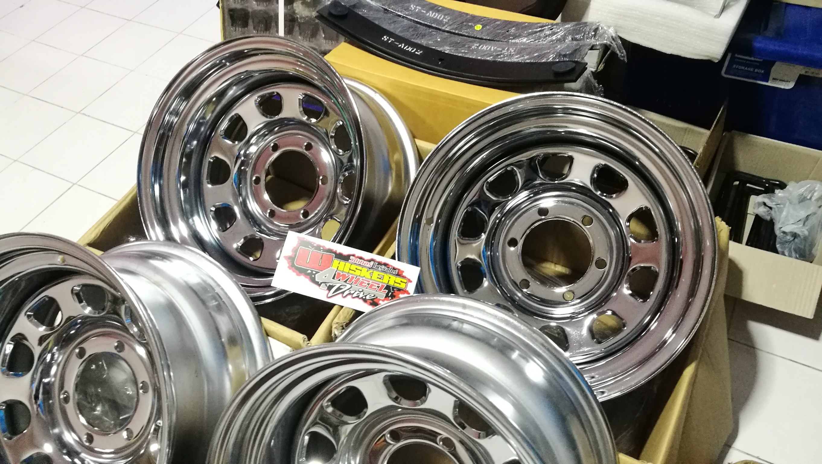 ล้อกระทะนำเข้า Asia Road 16x8"-30 โครเมี่ยม ลาย UFO-A07 ระฆังคว่ำ พร้อมฝาคอบดุม 6รู139.7