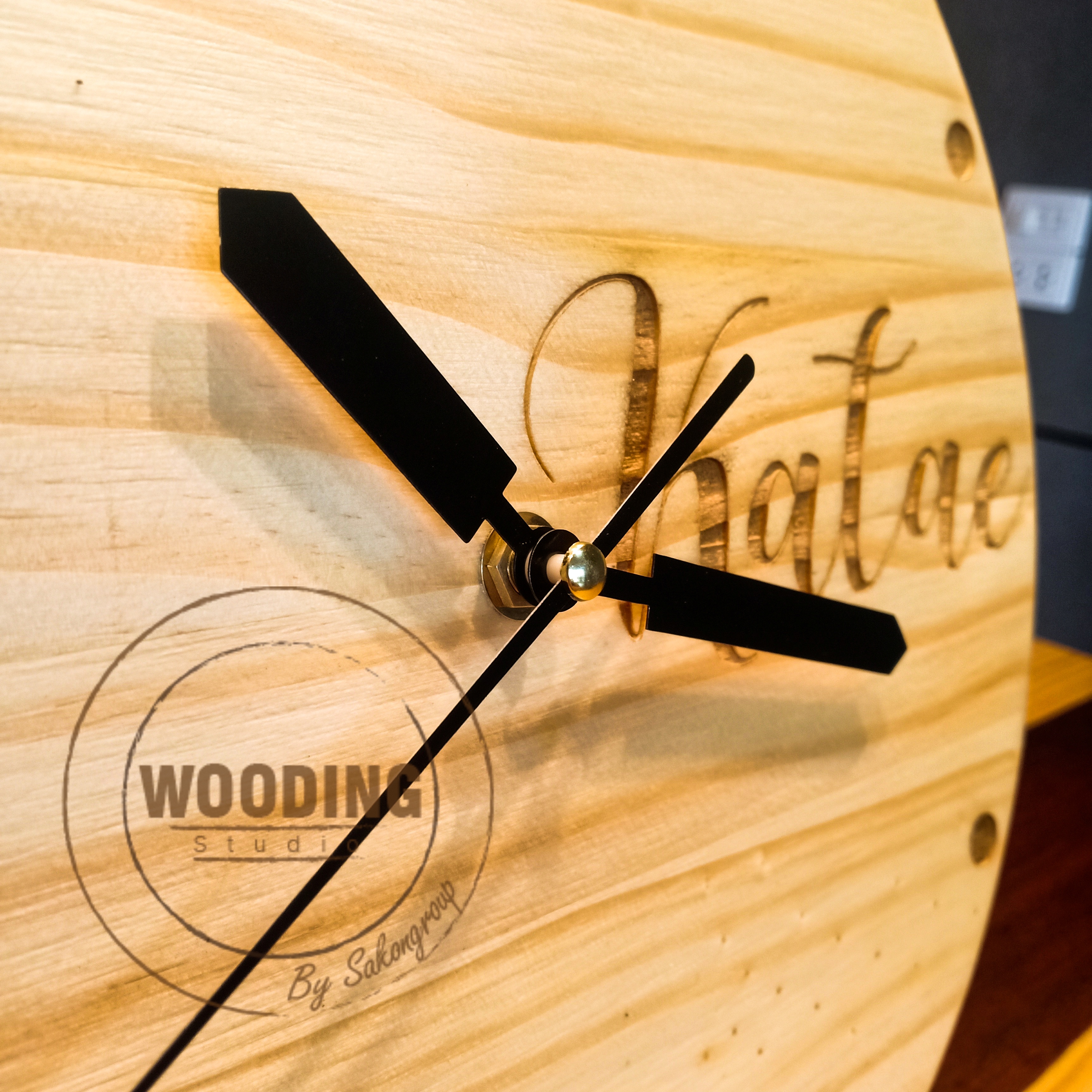 นาฬิกาไม้สนแขวนผนังสลักตัวหนังสือ