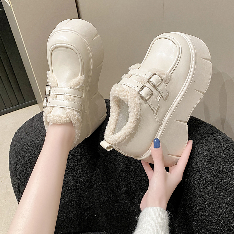 รองเท้าผ้าใบเสริมส้นสูง ไซต์35-39 สนใจทักแชท ฟรีค่าส่ง!