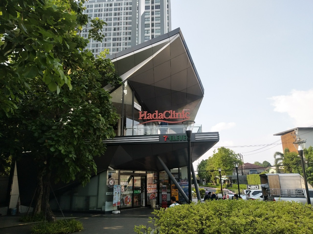 ป้ายตัวอักษรซิงค์ยกขอบ หน้าอะคริลิค ติดไฟออกหน้า HadaClinic - คลีนิดวุฒากาศ