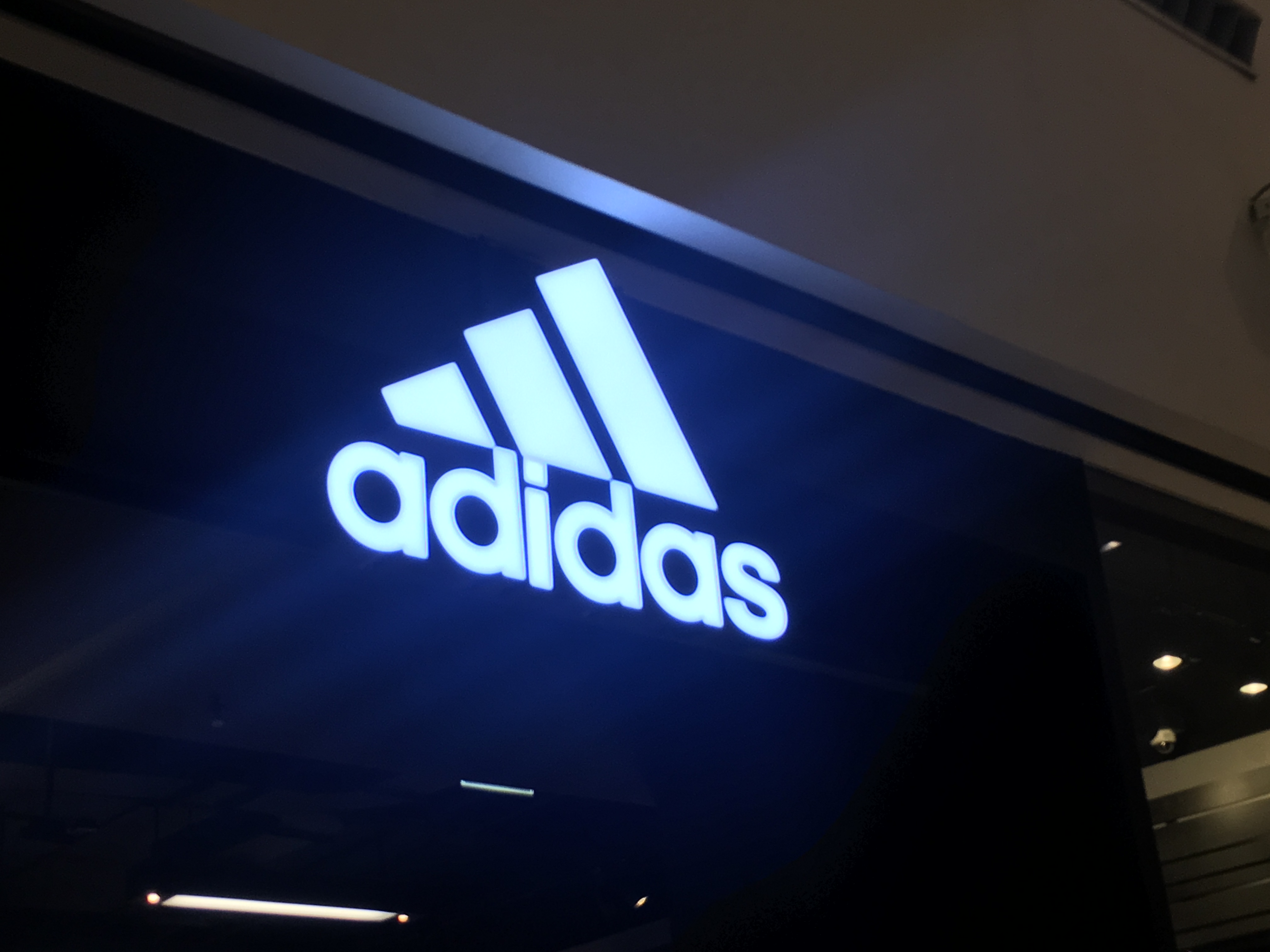 งานป้ายกล่องไฟ adidas และงานป้ายไฟนีออนดัด
