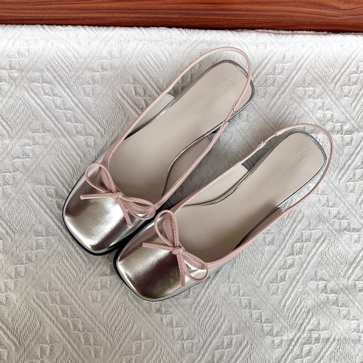 รองเท้าแฟชั่นผู้หญิงส้นเตี้ย ใส่สบาย มีขนาดให้สั่งซื้อ 35 36 37 38 39 40 สนใจทักแชท ฟรีค่าส่ง!