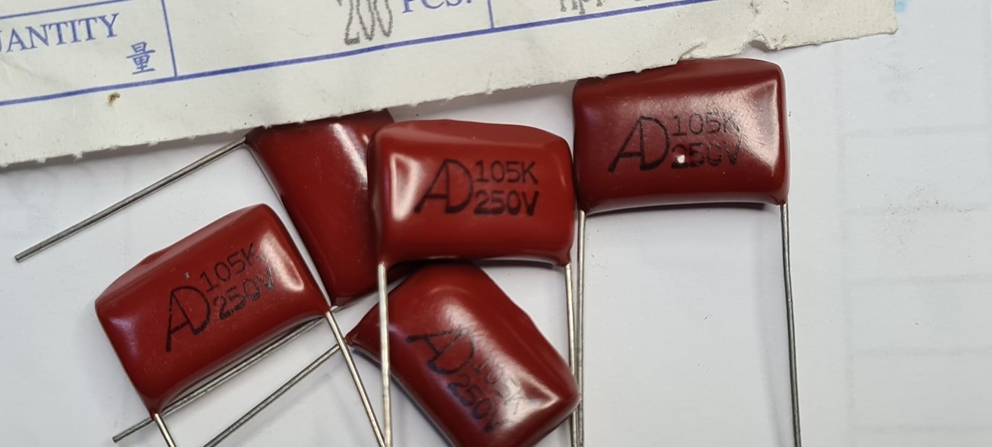 CAPACITOR MYLAR ยี่ห้อ AID 1.OuF/105 /250V. (สินค้าบรรจุ 1ถุง ประมาณ 200 ตัว)