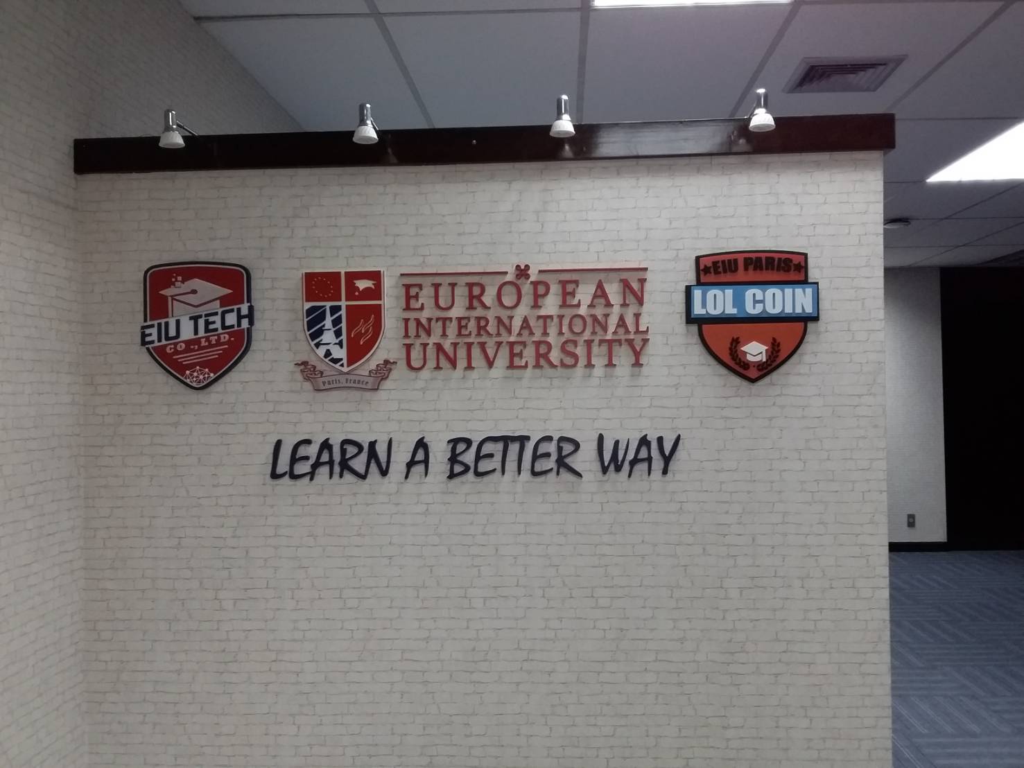 ป้ายพลาสวู๊ด ติดสติ๊กเกอร์ไดคัท - LEARN A BETTER WAY