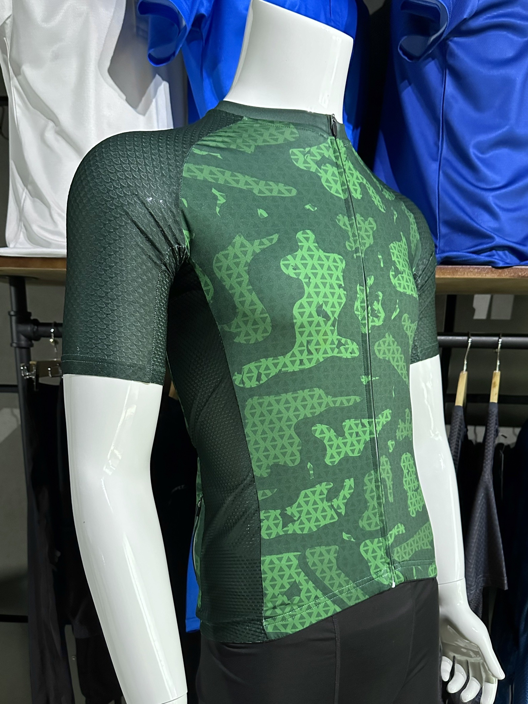 เสื้อปั่นจักรยาน Slim Fit รุ่นสีเขียว