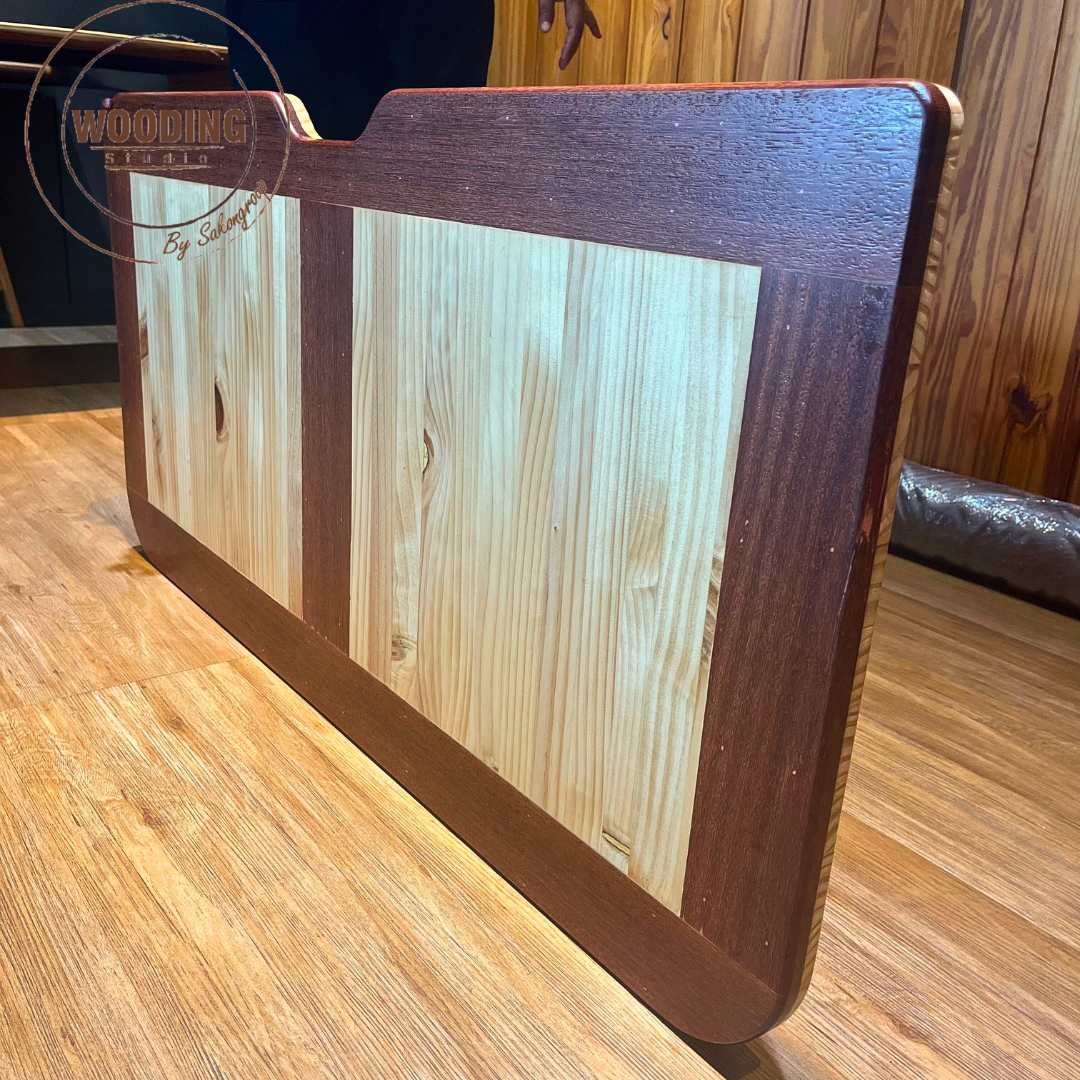 หน้าโต๊ะไม้สนพร้อมฉากเหล็ก