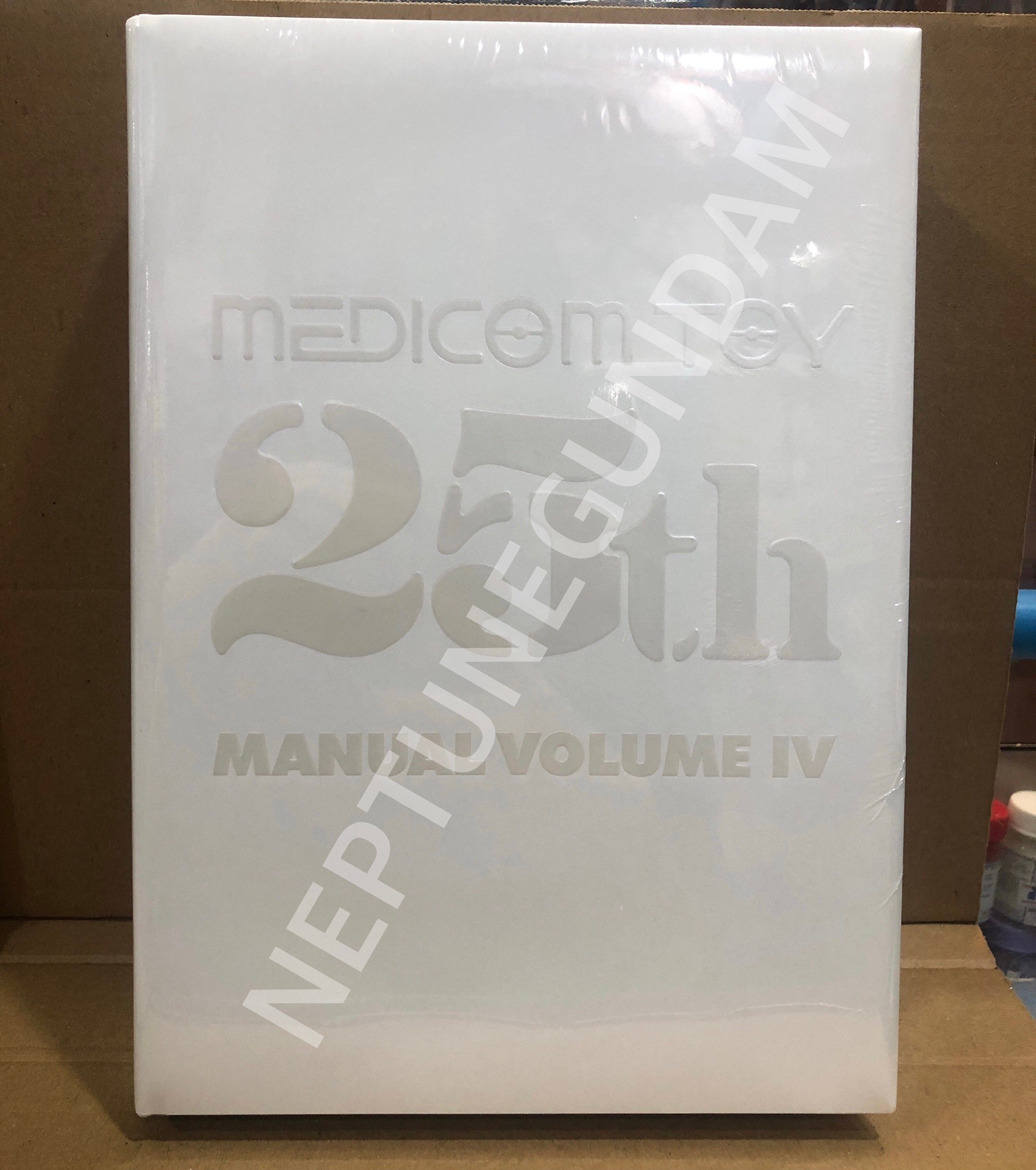 MEDICOM TOY 25TH MANUAL VOLUME IV ราคารวมค่าส่ง EMS แล้ว