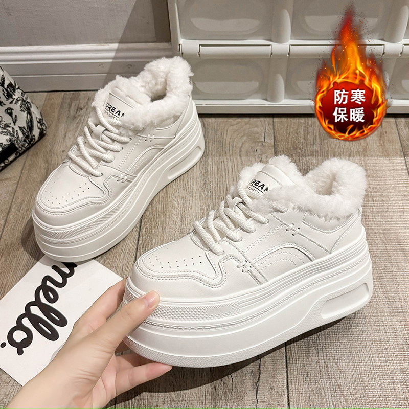 รองเท้าผ้าใบเสริมส้นสูง ไซต์35-39 สนใจทักแชท ฟรีค่าส่ง!