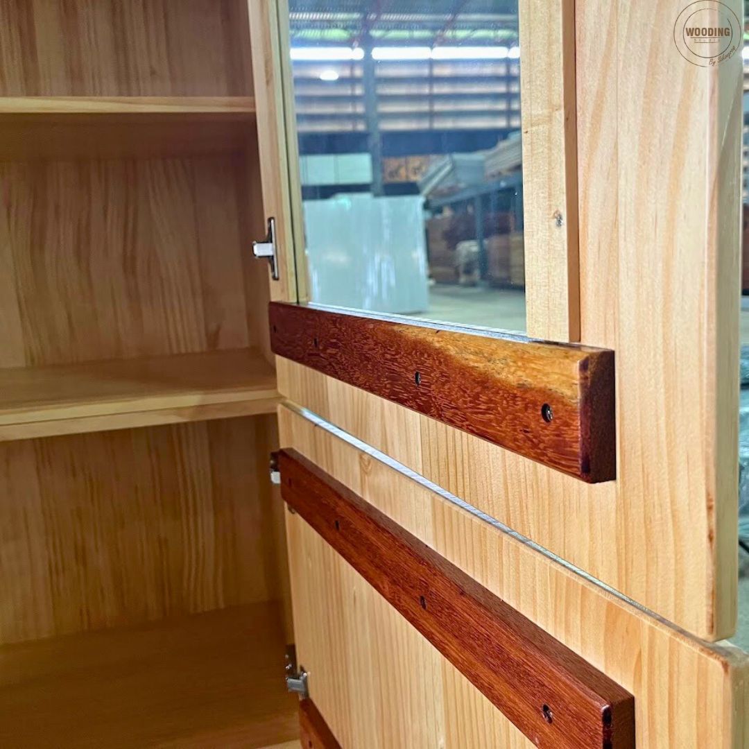 ตู้กระจกไม้สน