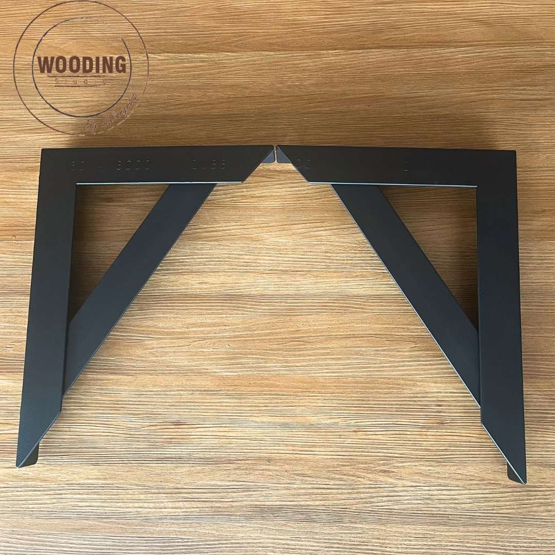 หน้าโต๊ะไม้สนพร้อมฉากเหล็ก