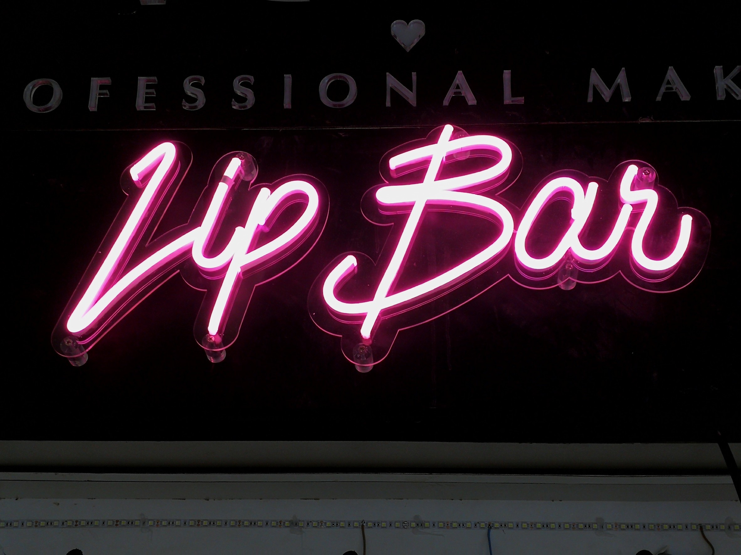 ป้ายไฟนีออน flex สีชมพู ติดบนอะคริลิคใส #LipBar ติดตั้งป้าย Central ภูเก็ต