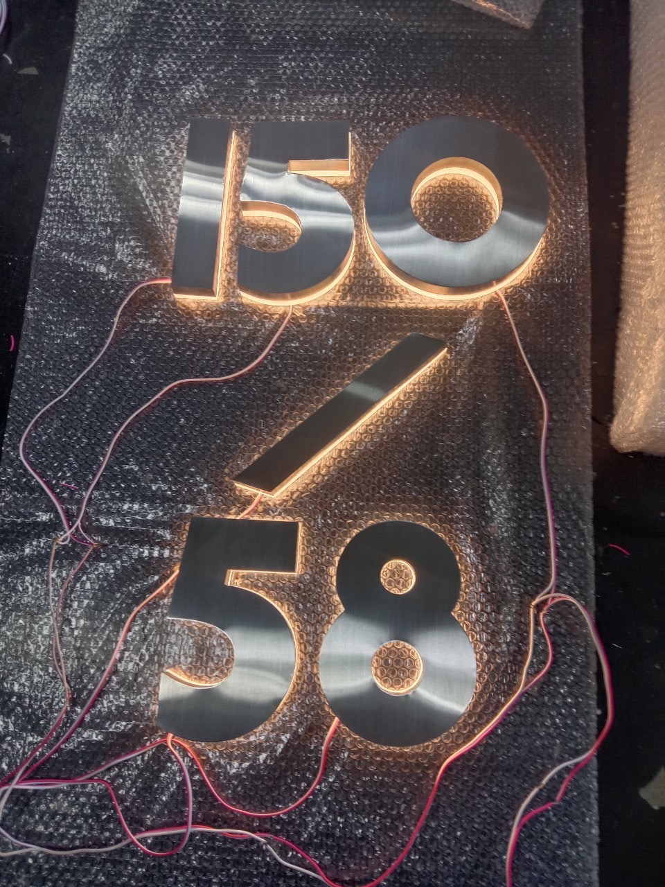 ป้ายอักษรสแตนเลสแฮร์ไลน์ไฟออกหลัง ป้ายบ้านเลขที่ 150/58