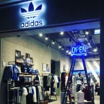 งานติดตั้งป้ายไฟดัด ป้ายไฟนีออนไลท์ ร้าน adidas สาขาสยามเซ็นเตอร์