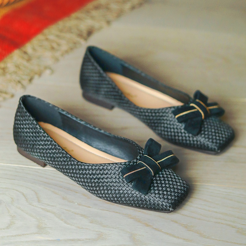 รองเท้าแฟชั่นผู้หญิงส้นเตี้ย ใส่สบาย มีขนาดให้สั่งซื้อ 35 36 37 38 39 40 สนใจทักแชท ฟรีค่าส่ง!