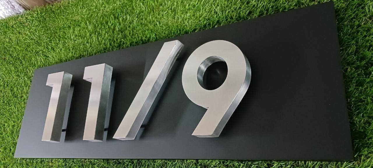อักษรสแตนเลสสีเงินแฮร์ไลน์ ป้ายบ้านเลขที่ 11/9