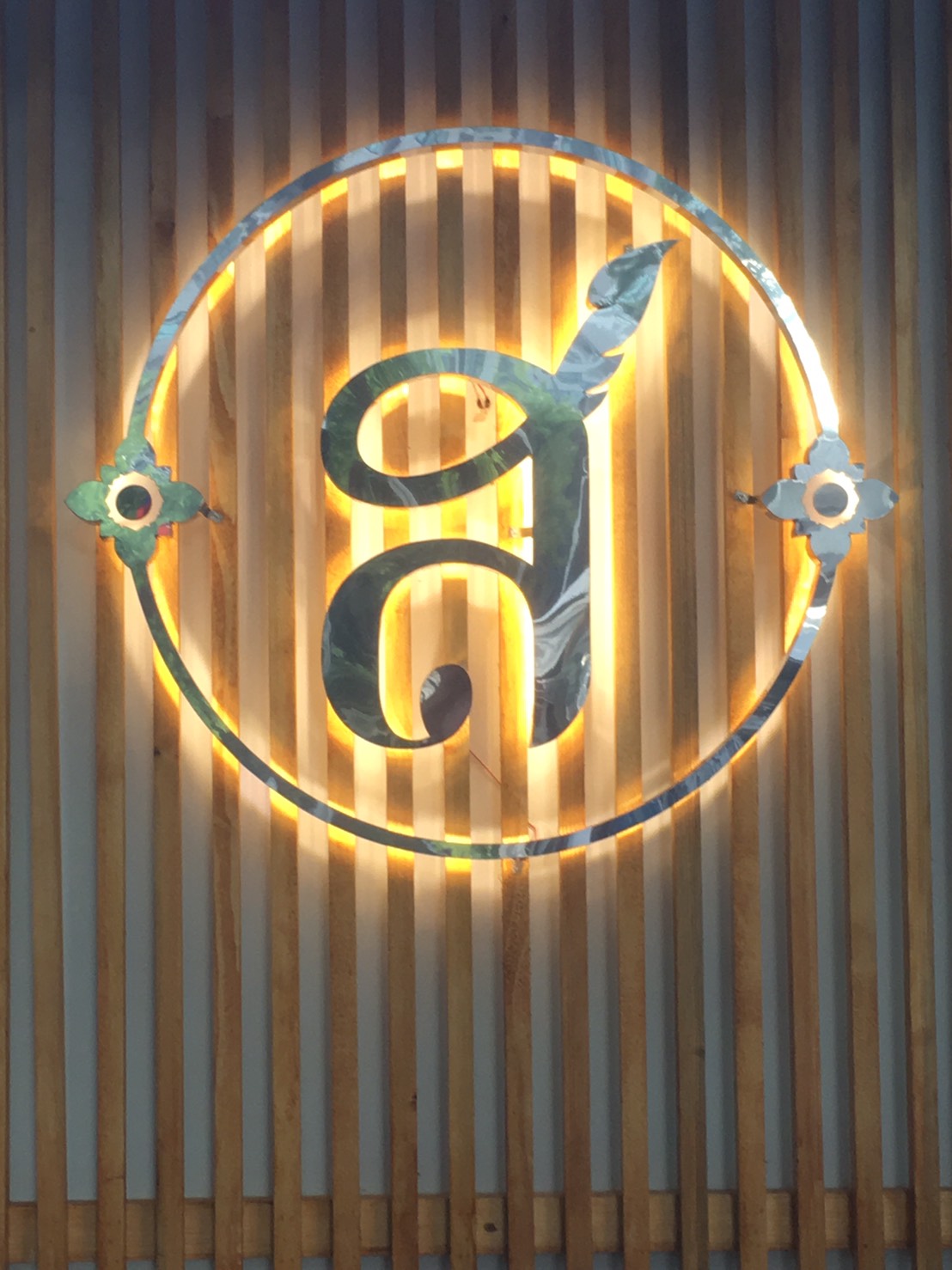 ป้ายโลโก้สแตนเลส ติดไฟออกหลัง ร้านแสนสบาย นวดแผนไทย