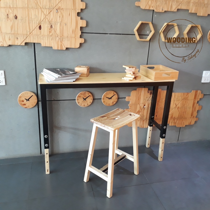 โต๊ะปรับระดับหน้าไม้สนโครงเหล็กสีดำ รูปตัวU (J006)