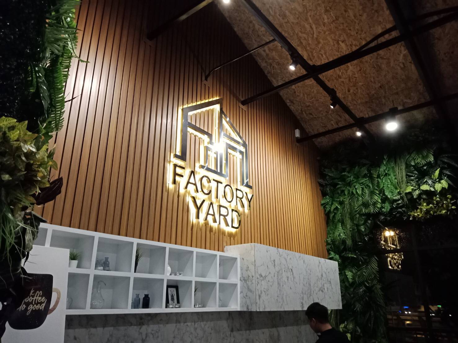 ป้ายโครงการหมู่บ้าน สแตนเลสเงายกขอบไฟออกหลัง - FACTORY YARD