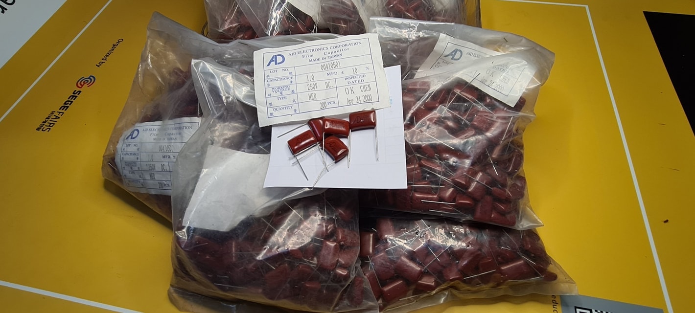 CAPACITOR MYLAR ยี่ห้อ AID 1.OuF/105 /250V. (สินค้าบรรจุ 1ถุง ประมาณ 200 ตัว)