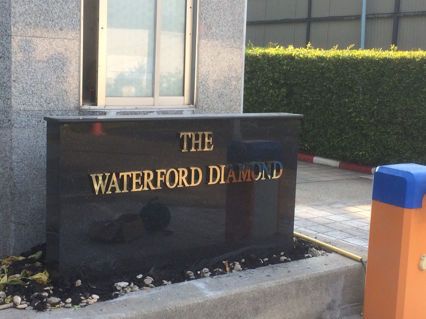 อักษรสแตนเลสหน้าทอง (ไททาเนียม) ติดตั้ง #Thewaterforddiamono #สุขุมวิท