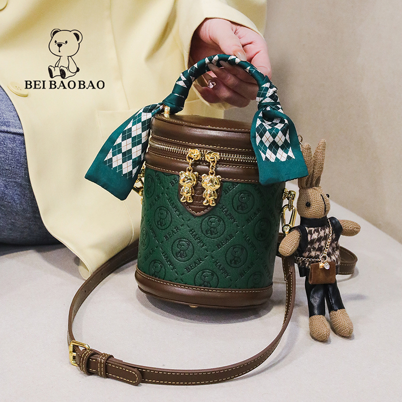 กระเป๋าผู้หญิงสวยๆ กระเป๋าสะพายข้างผู้หญิง กระเป๋าแบรนด์ BEAR BAG กระเป๋าหมีสุดคิ้ว!