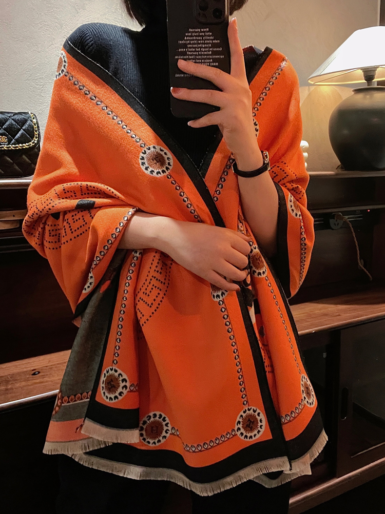 ผ้าพันคอ ผ้าคลุมไหล่ ไอเทมคู่ใจ ใส่ได้ทุกซีซั่น!