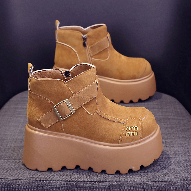 รองเท้าผ้าใบเสริมส้นสูง ไซต์35-39 สนใจทักแชท ฟรีค่าส่ง!