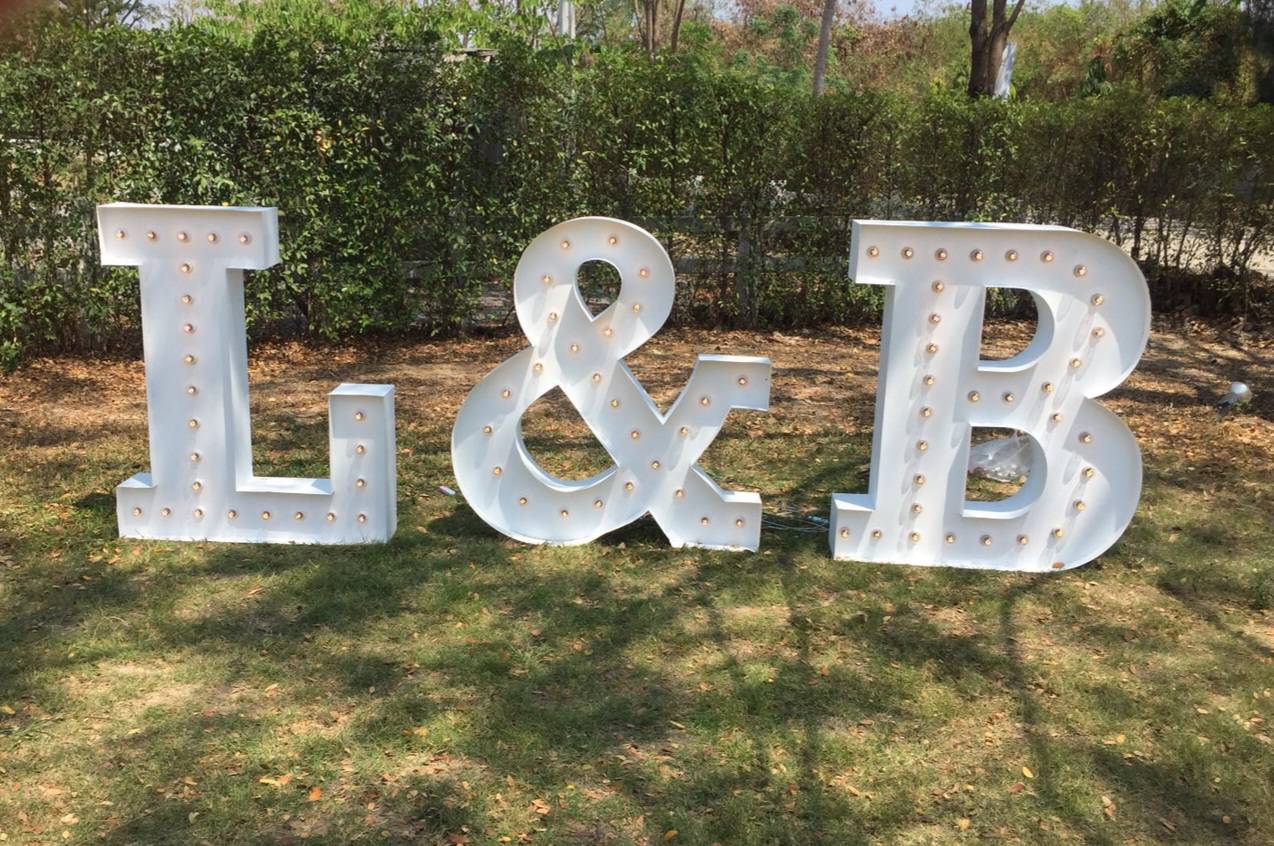 งานติดตั้งอักษรเช่าไฟปิงปอง อักษรสีขาว แสงสีวอม ขนาดอักษรสูง 120cm "L&B"