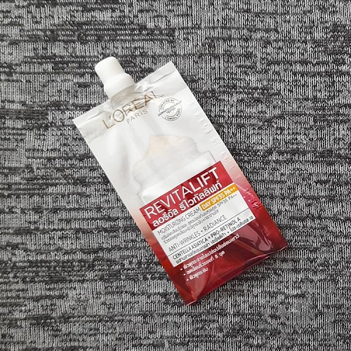 ลอรีอัล ปารีส รีไวทัลลิฟท์ มอยซ์เจอร์ไรซ์ซิ่ง ครีม เดย์ แอนไท-ริงเคิล + เรเดียนส์ Loreal Revitalift SPF35 Day 7มล x 6