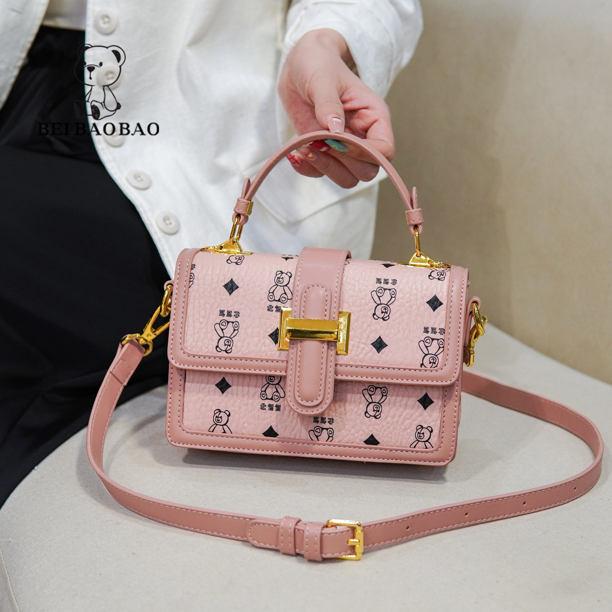 กระเป๋าผู้หญิงสวยๆ กระเป๋าสะพายข้างผู้หญิง กระเป๋าแบรนด์ BEAR BAG กระเป๋าหมีสุดคิ้ว!