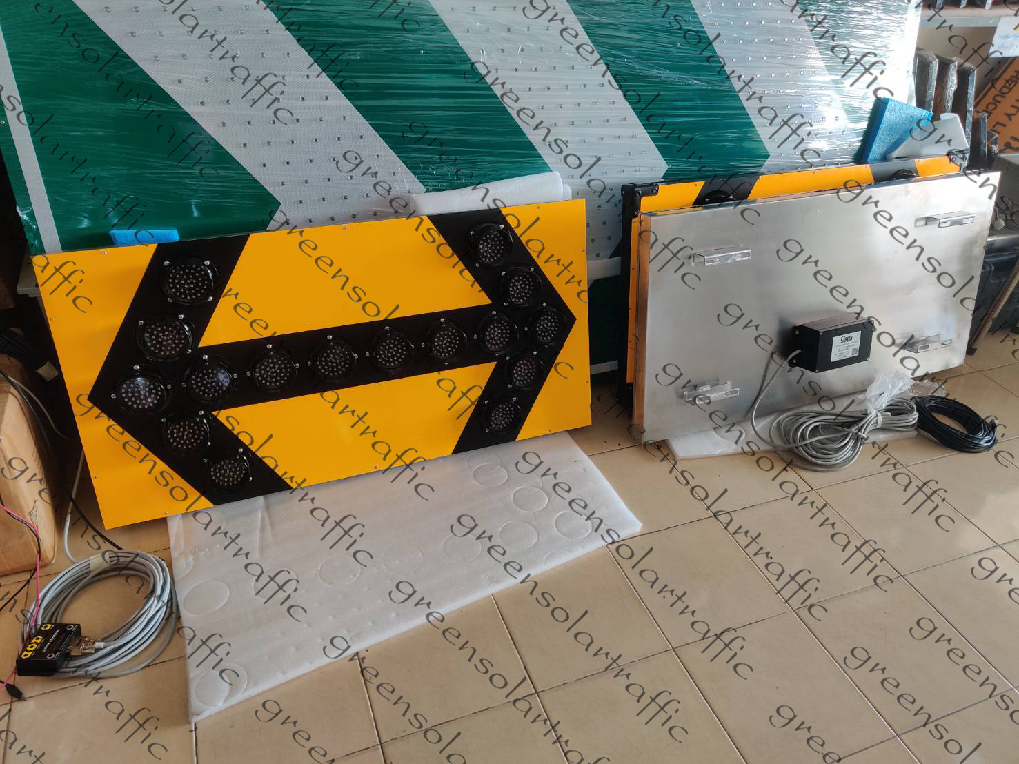 ป้ายเตือนลูกศรติดท้ายรถ แบบลูกศรหัวท้าย กล่องสแตนเลส