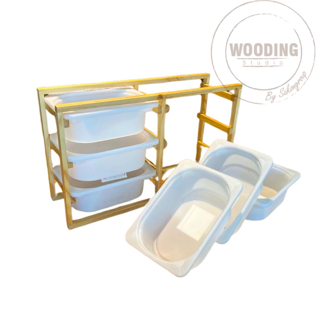 ชั้นไม้สนใส่ถาดพลาสติก