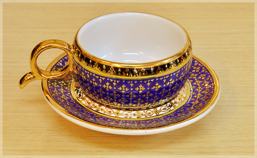 แก้วกาแฟเบญจรงค์ ทรงหูกรรไกร ลายพิกุลทอง ของขวัญ ของฝากที่ระลึก