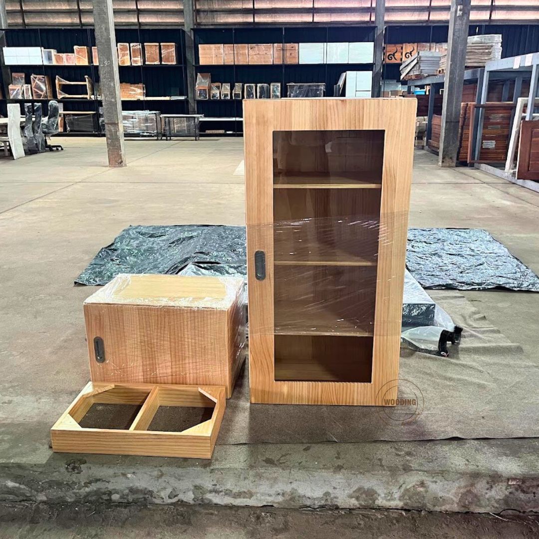 ตู้กระจกไม้สน