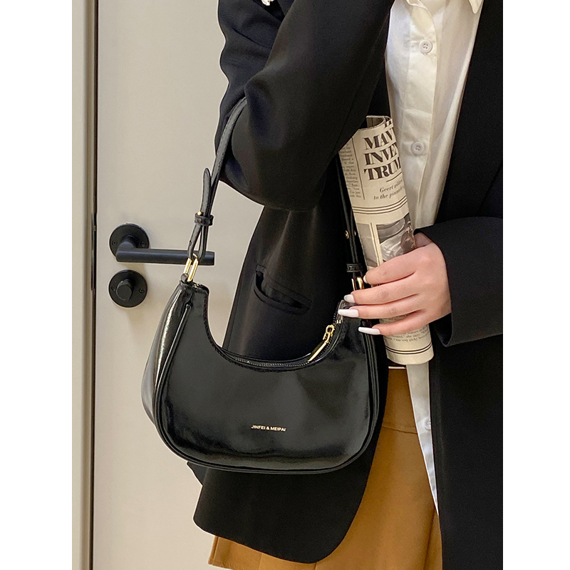 กระเป๋าผู้หญิงสวยๆ กระเป๋าสะพายข้างผู้หญิง กระเป๋าแบรนด์ BEAR BAG กระเป๋าหมีสุดคิ้ว!