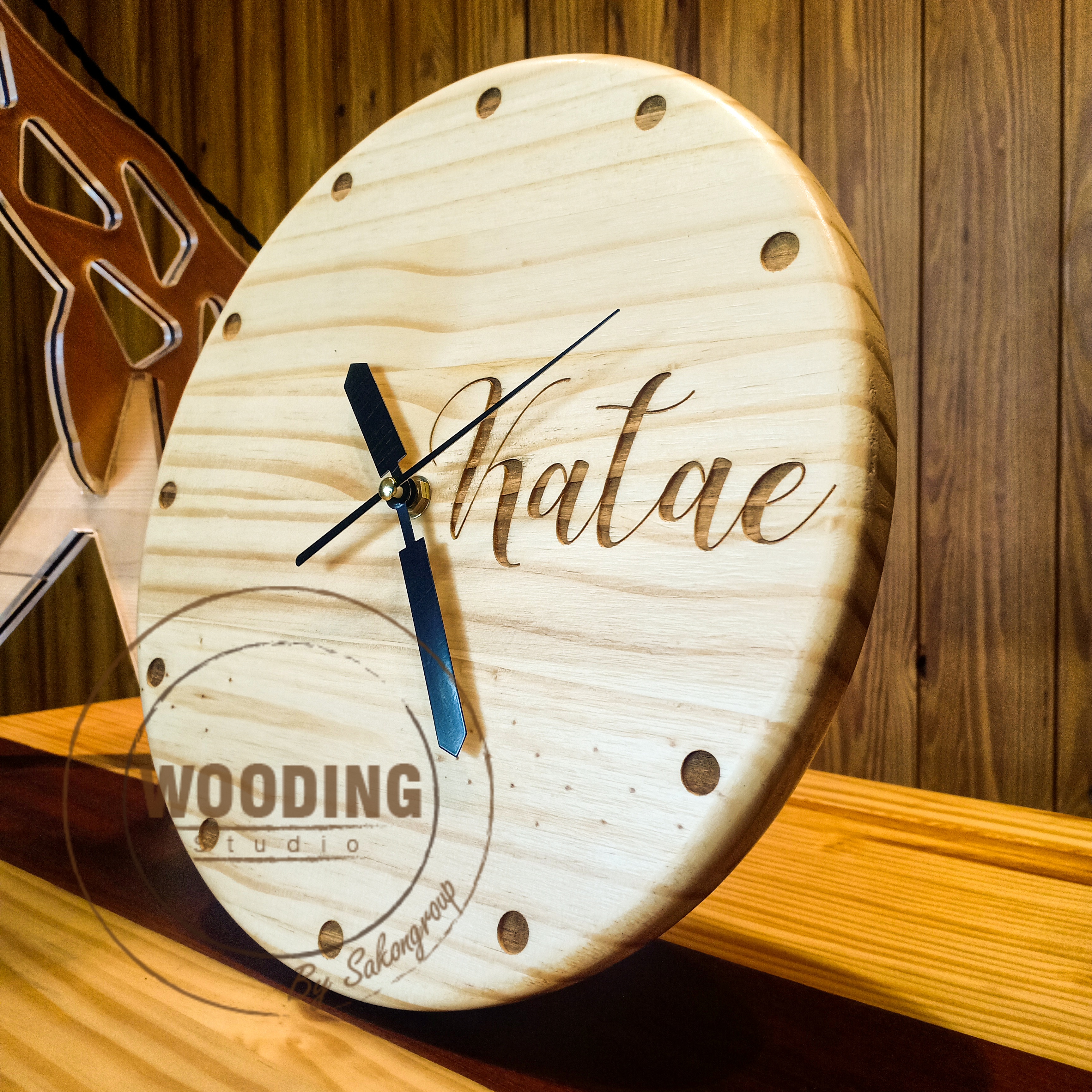 นาฬิกาไม้สนแขวนผนังสลักตัวหนังสือ