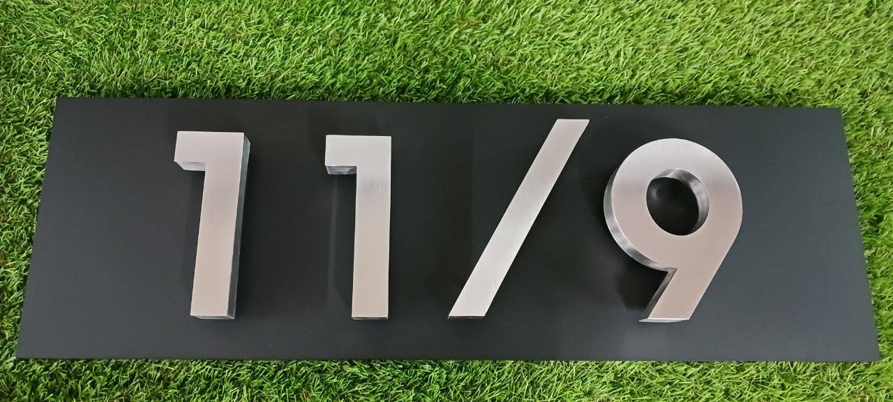 อักษรสแตนเลสสีเงินแฮร์ไลน์ ป้ายบ้านเลขที่ 11/9