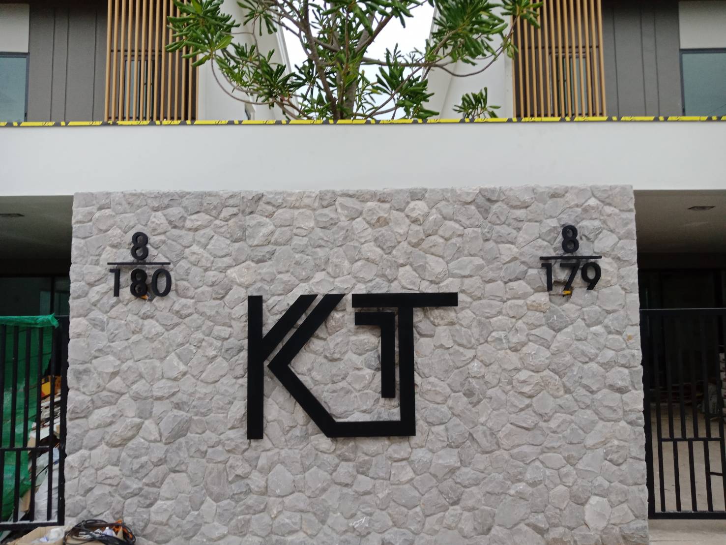 ตัวอักษรโลหะ พ่นสีดำด้าน - KT