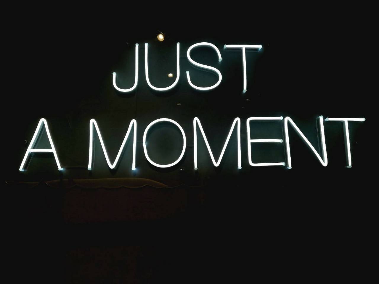 งานผลิตและติดตั้งป้ายไฟนีออนLED แสงสีขาว - JUST A MOMENTอะคริลิคใสรองหลัง
