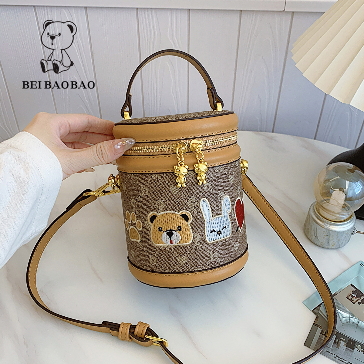กระเป๋าผู้หญิงสวยๆ กระเป๋าสะพายข้างผู้หญิง กระเป๋าแบรนด์ BEAR BAG กระเป๋าหมีสุดคิ้ว!